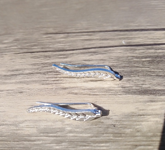 🎆 2 for $15🎆 Gold or Silver leaf Ear Climbers - Picture 2 of 5